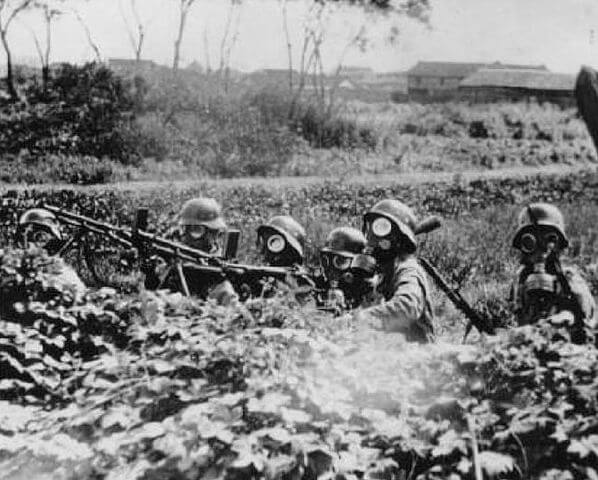 第二次上海事変で日本軍に抵抗する中国兵