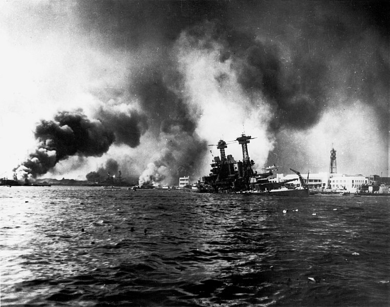 真珠湾攻撃で沈没するアメリカ軍艦
