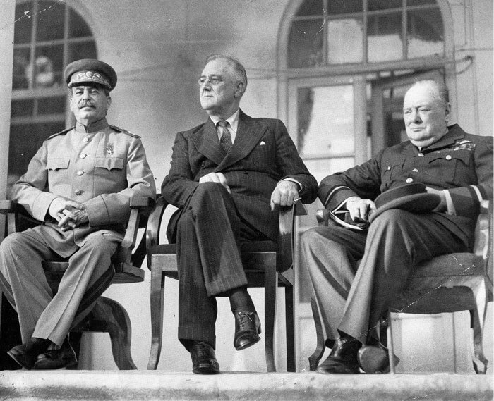 テヘラン会談に参加したローズヴェルト、チャーチル、スターリン