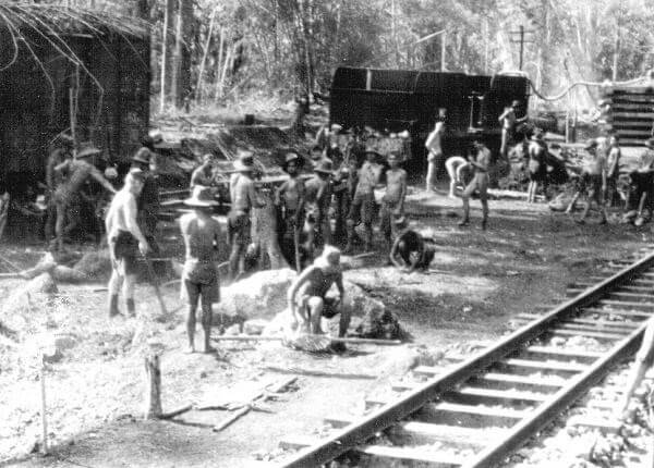 泰緬鉄道で酷使されている現地住民