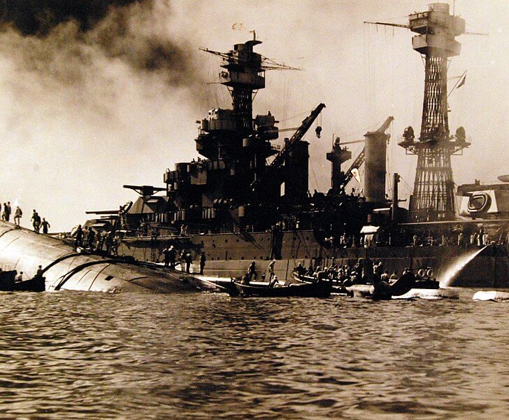 真珠湾攻撃で転覆するアメリカ軍艦