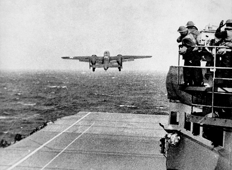 ドーリットル空襲のため発進するアメリカ爆撃機
