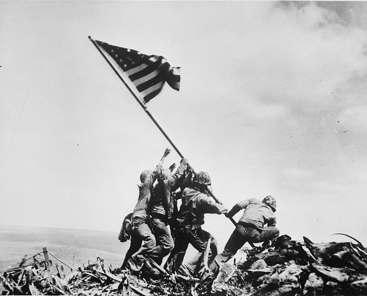 硫黄島の戦いで星条旗を掲げるアメリカ兵