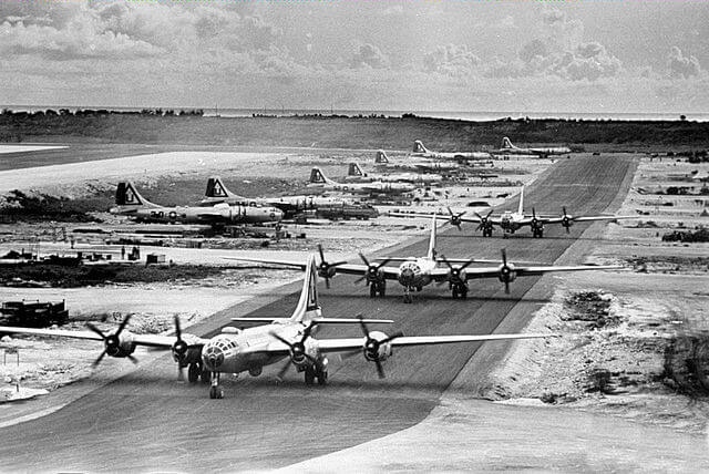 テニアン島から発進するB-29