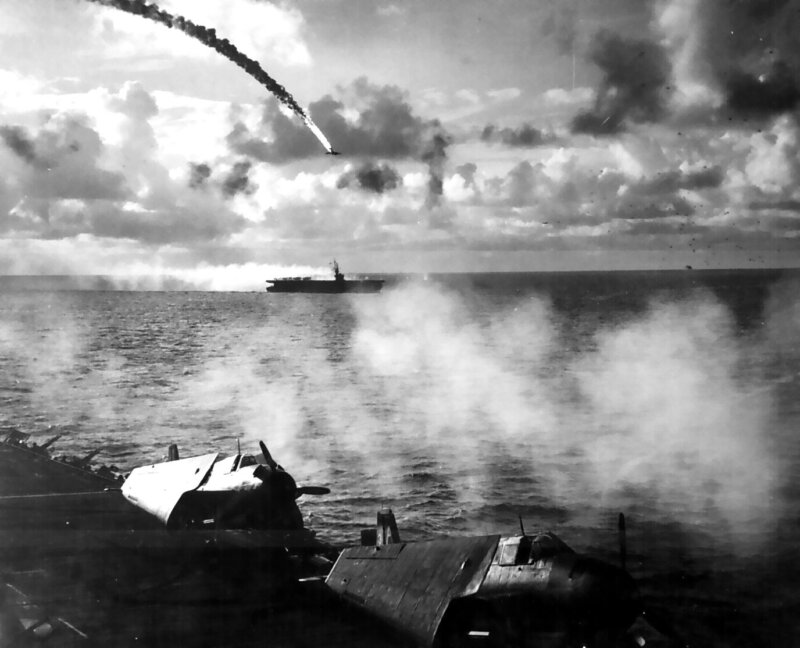 マリアナ沖海戦で日本の戦闘機が撃墜されている様子