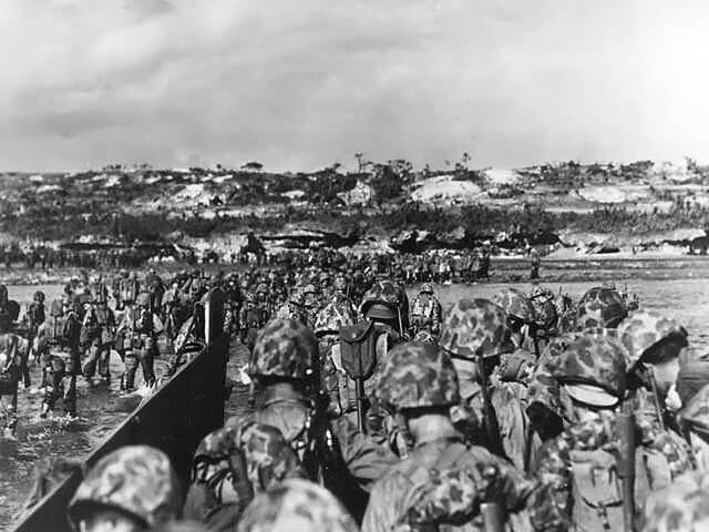 沖縄に上陸するアメリカ軍