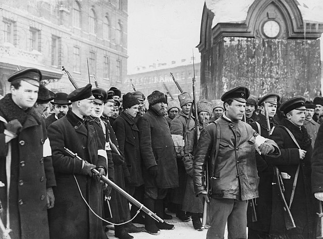 ロシアで起きた二月（三月）革命でパトロールにあたる兵士たち