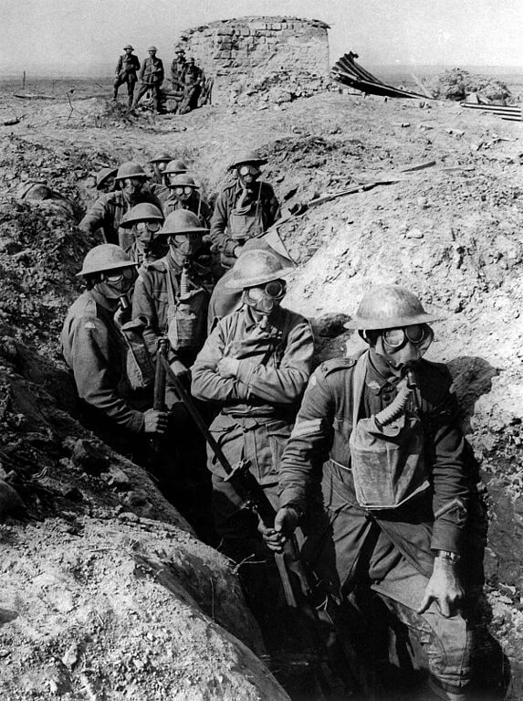 第一次世界大戦で塹壕内で防毒マスクをしている兵士