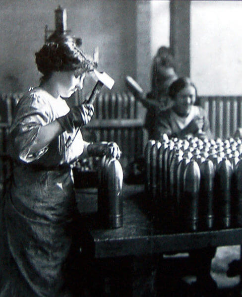 第一次世界大戦で軍需工場に動員された女性