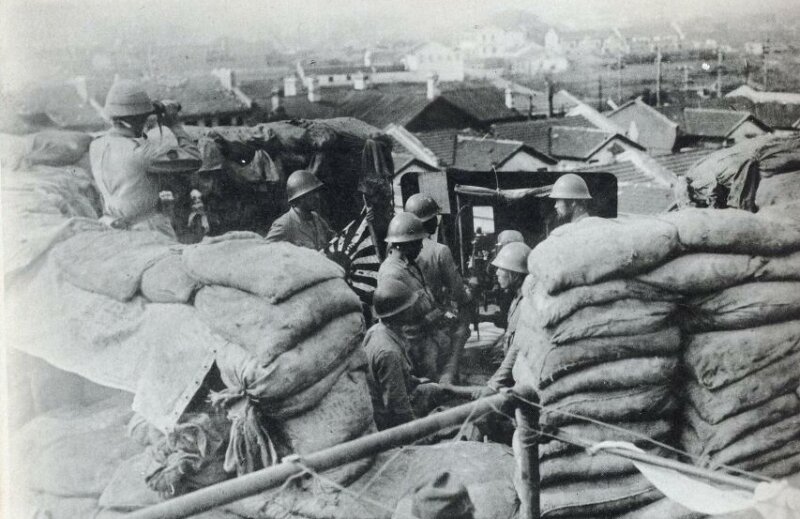 第二次上海事変（日中戦争）で敵に備える日本の海軍特別陸戦部隊