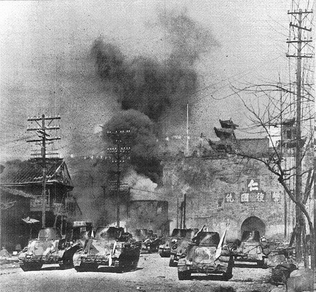 日中戦争で破壊される南京の中華門