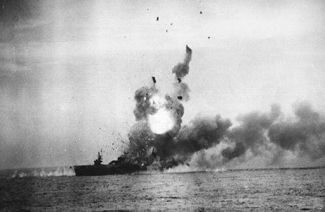 レイテ海戦で神風特攻隊の攻撃を受けて炎上するアメリカ空母セント・ロー