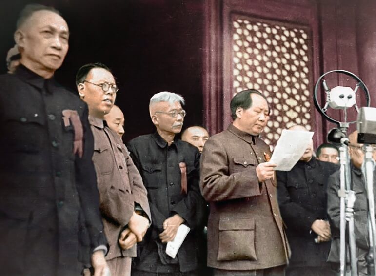 中華人民共和国の建国宣言をする毛沢東