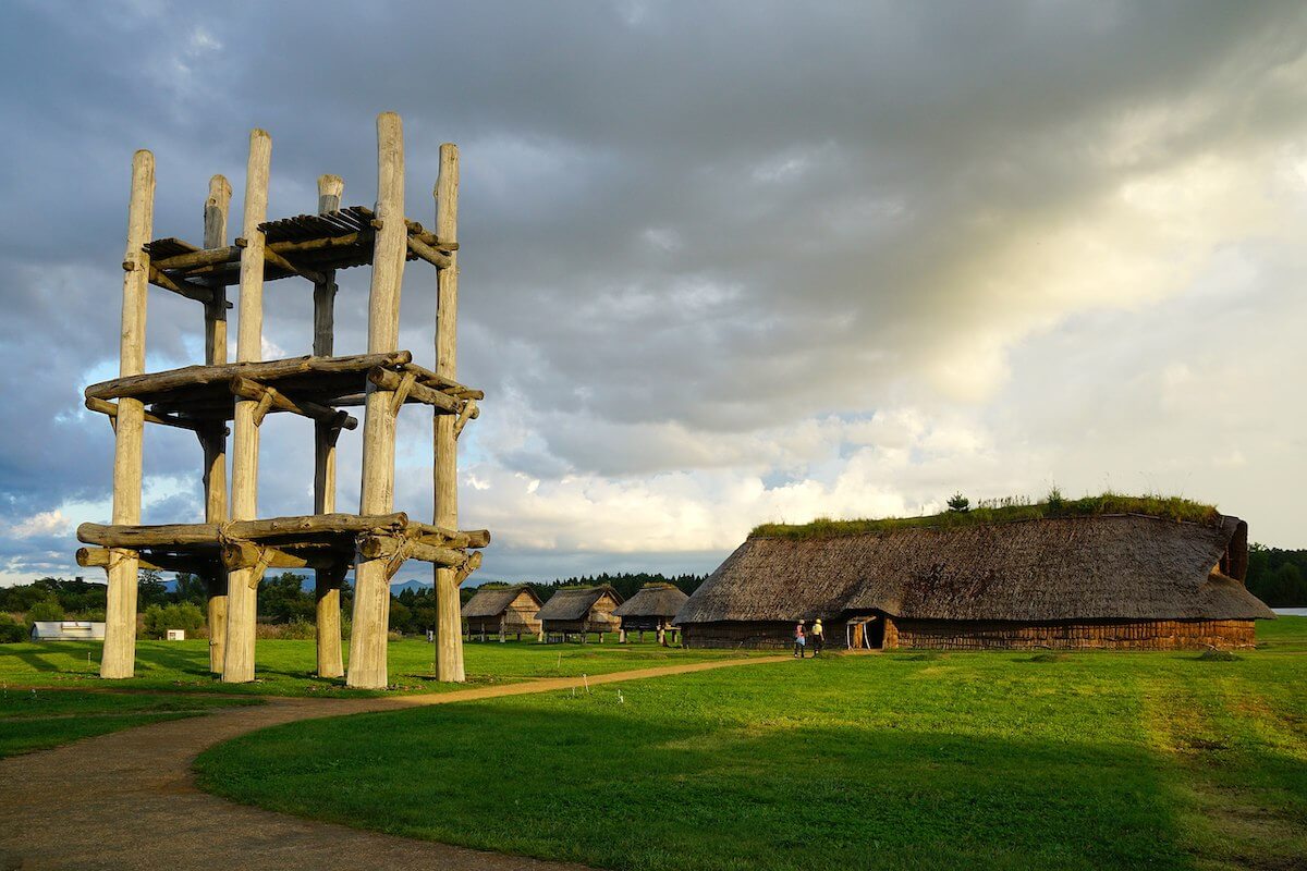 三内丸山遺跡の復元集落全景（六本柱建物と大型竪穴建物）