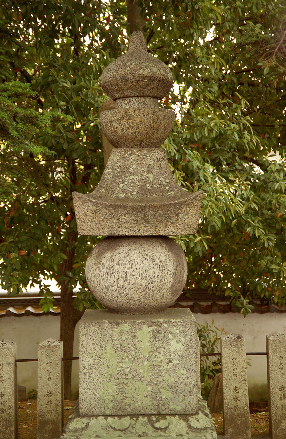 高野山奥の院 大納言塚（豊臣秀長の供養塔）