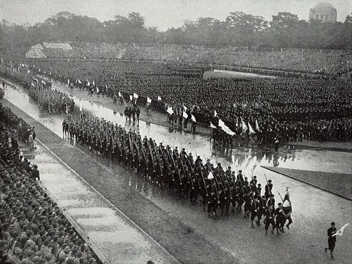 出陣学徒壮行会における青山学院の分列行進(1943年10月21日)