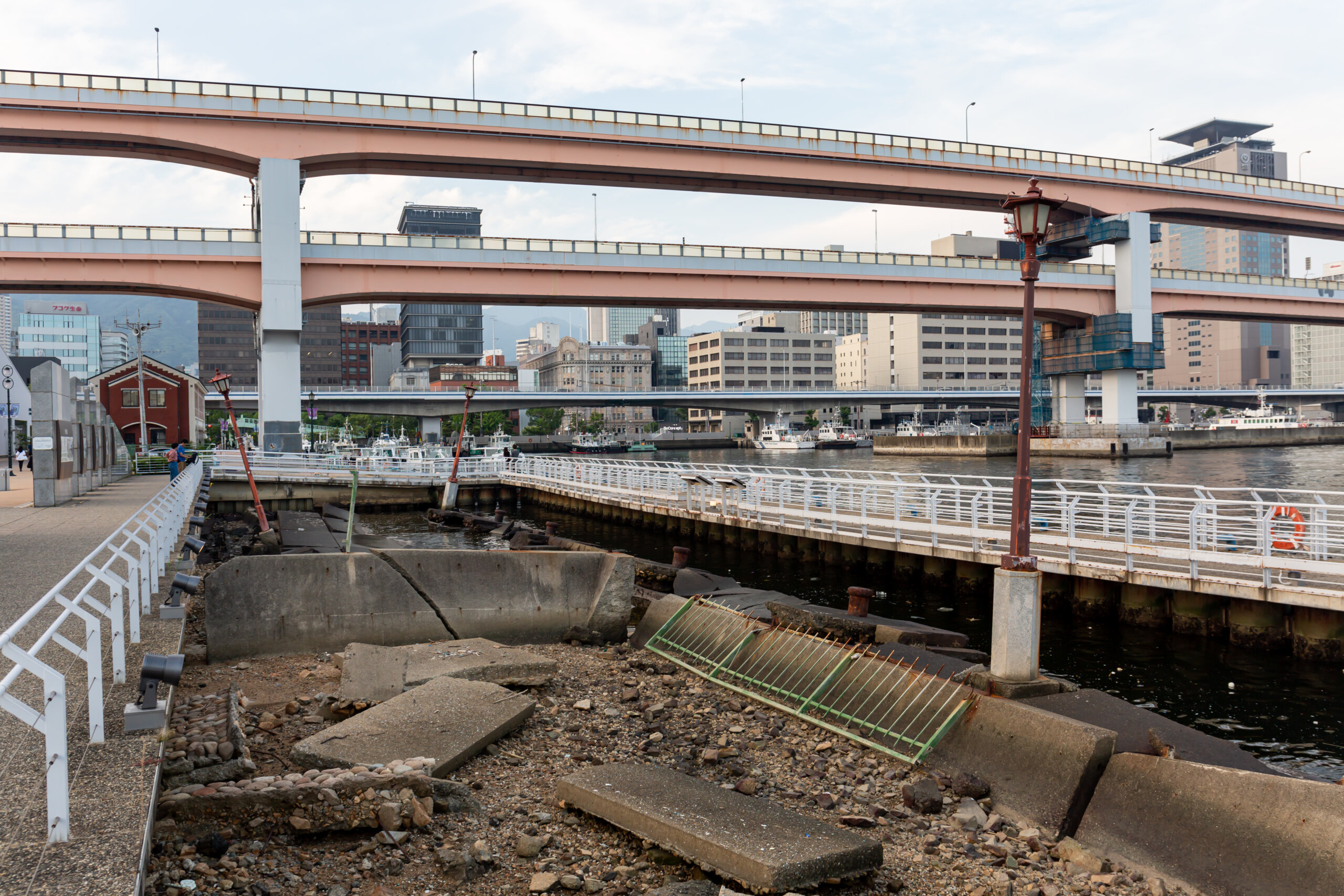 神戸港に保存された阪神淡路大震災の震災遺構の写真