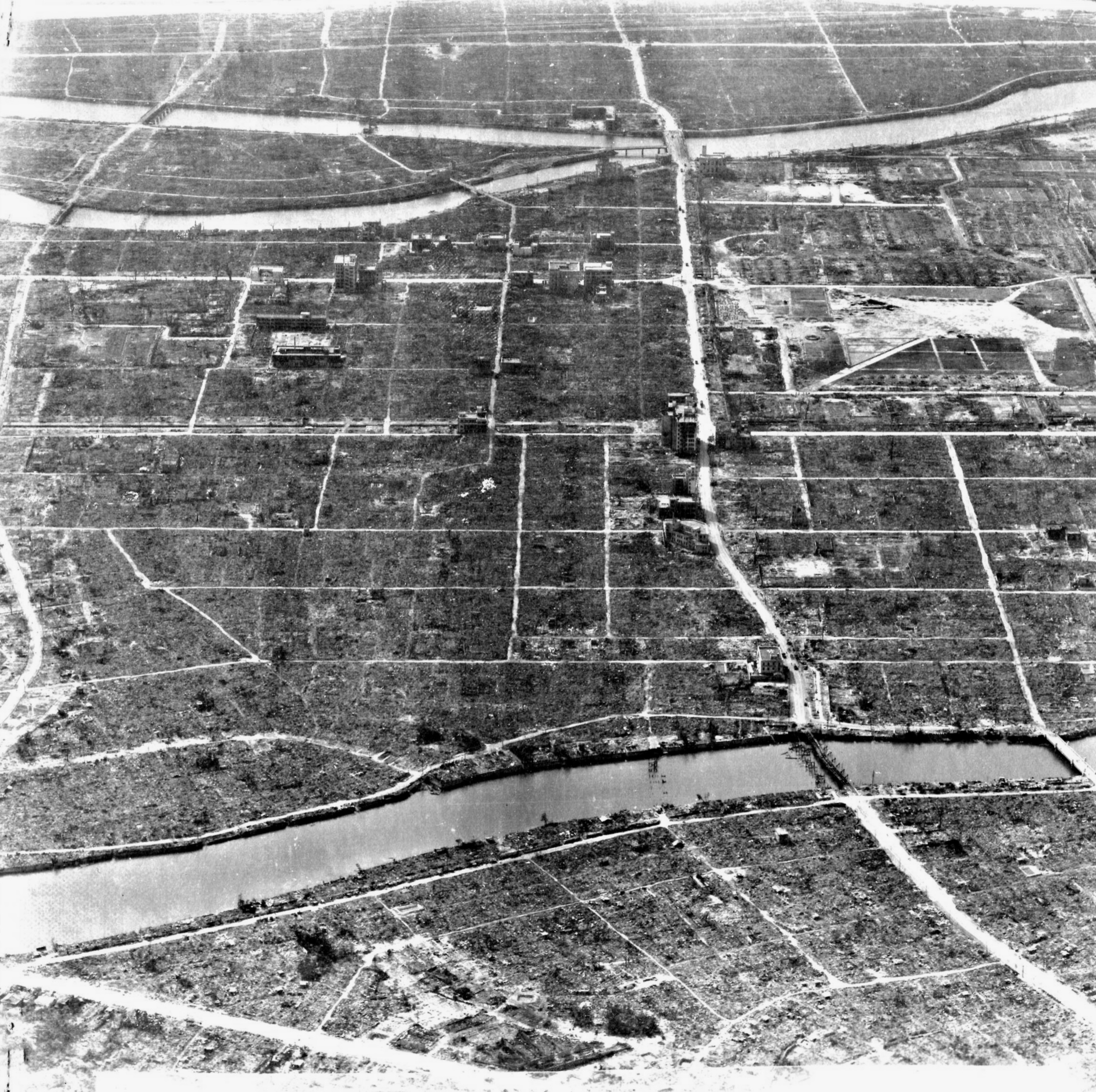 原爆投下後の広島市街の航空写真(1945年8月)
