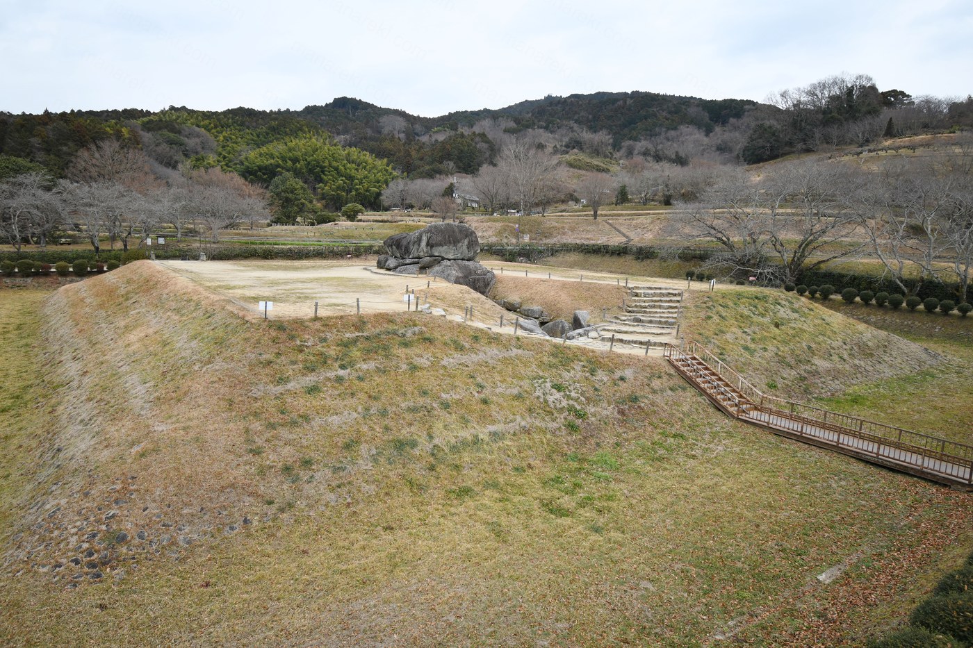 石舞台古墳（奈良県明日香村）。一辺約50mの大型方墳。