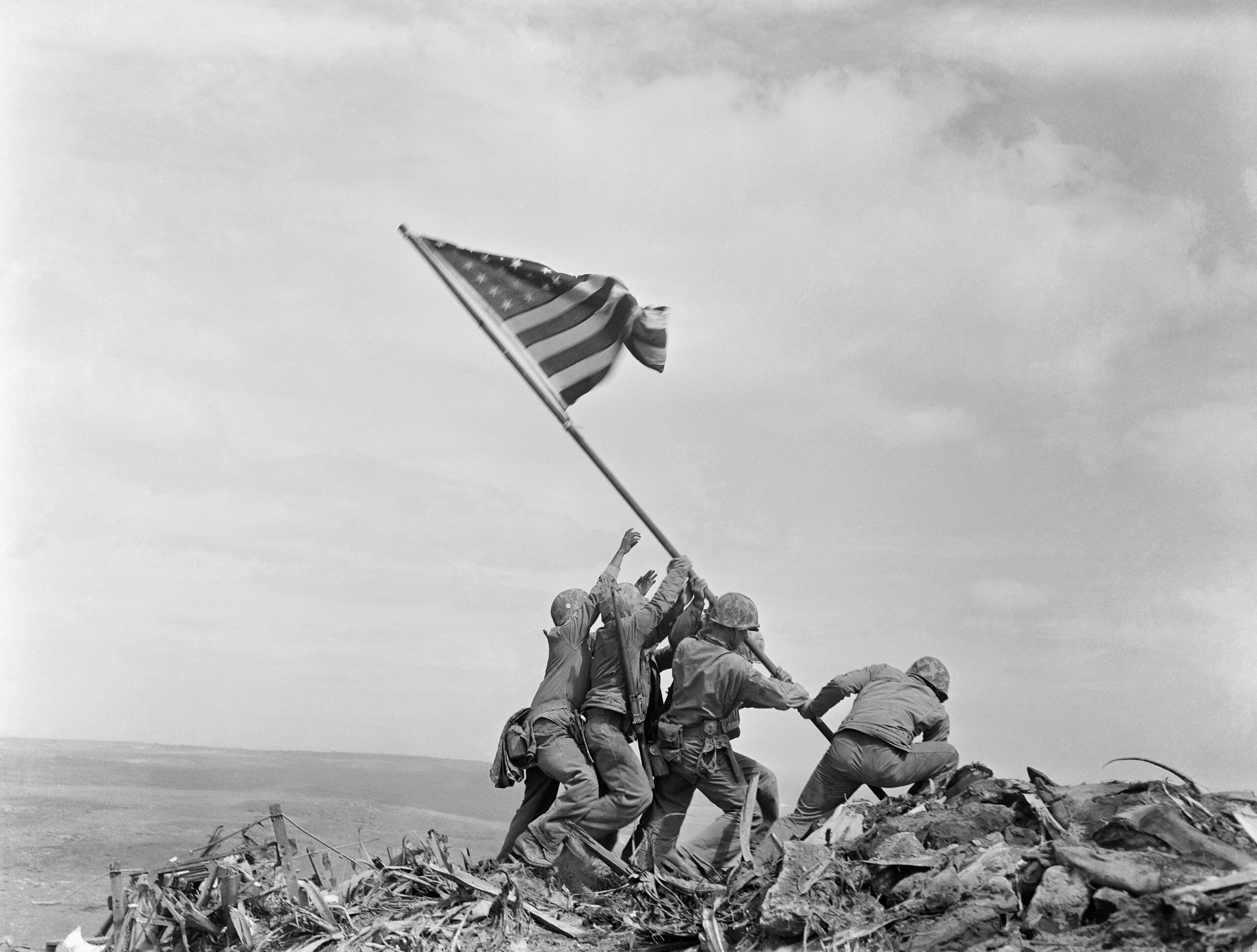 硫黄島の戦いでアメリカ兵が星条旗を掲揚する有名な写真