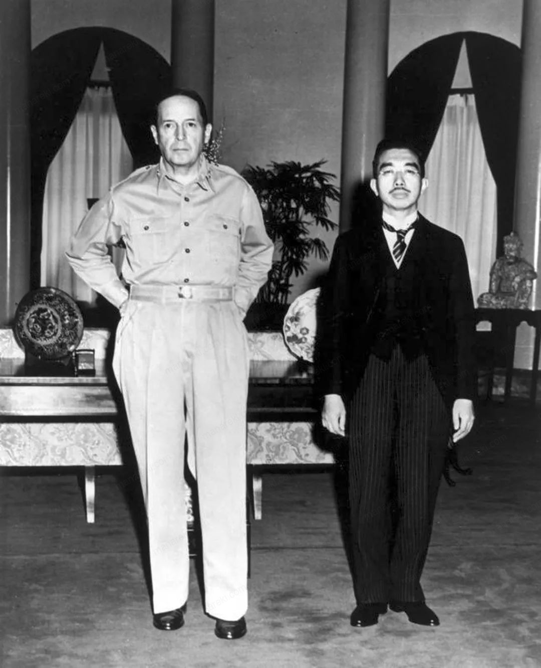 マッカーサーと昭和天皇の会見写真（1945年9月）