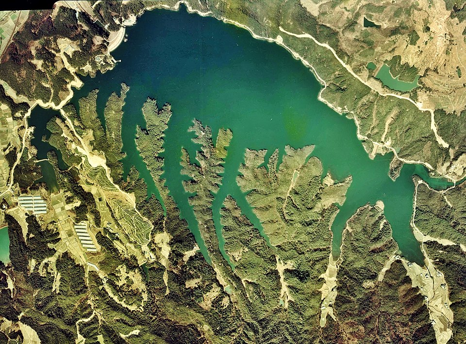 満濃池(香川県まんのう町)の航空写真