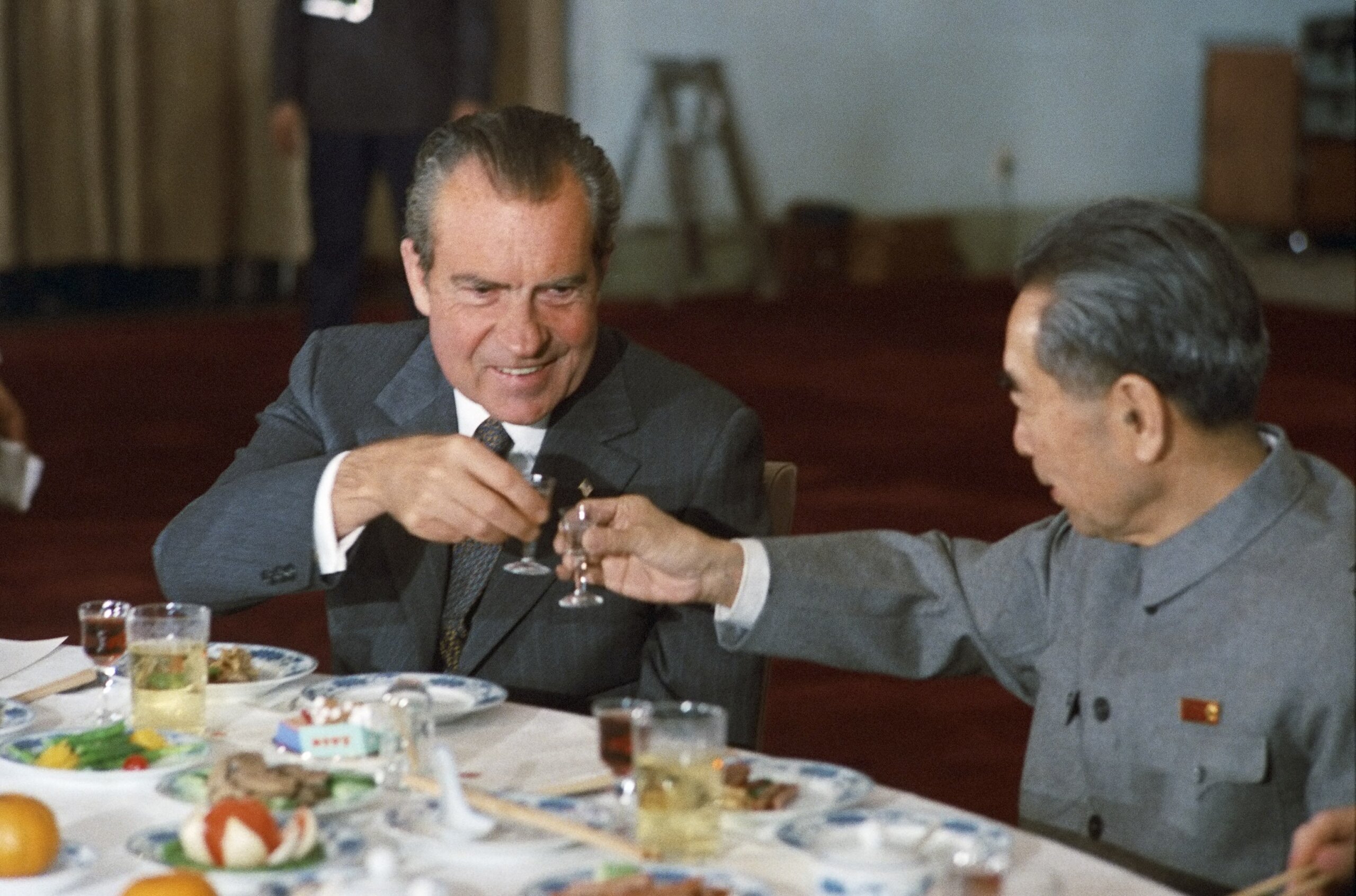 ニクソン大統領と周恩来首相が乾杯する1972年2月の写真