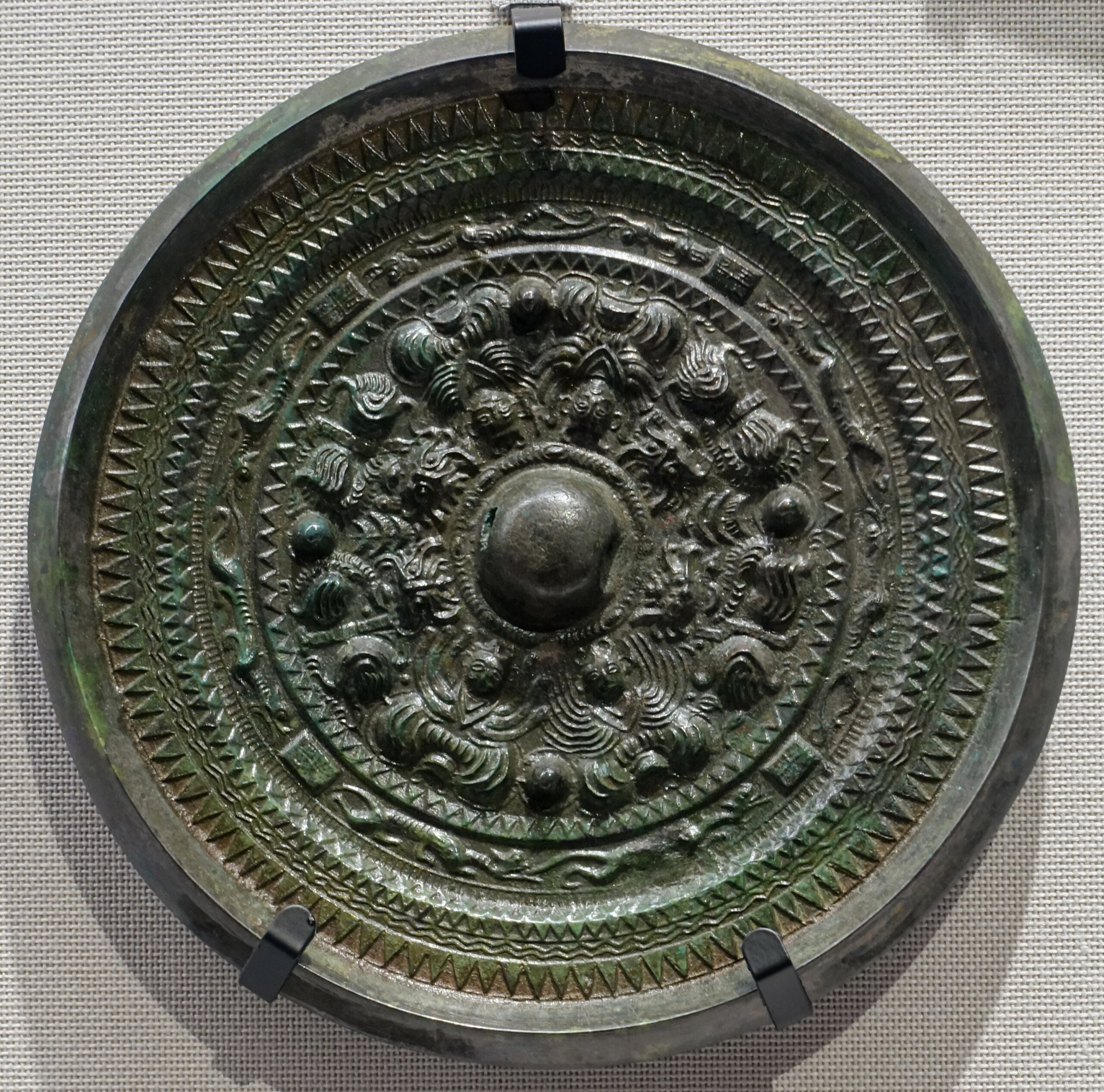 三角縁神獣鏡。古墳時代の銅鏡で、卑弥呼が魏から授かった銅鏡との関係が議論されている。