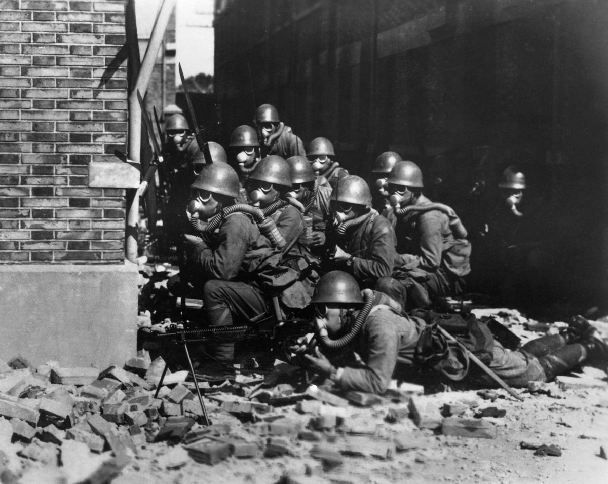 第二次上海事変で市街戦に臨む日本海軍特別陸戦隊（1937年）