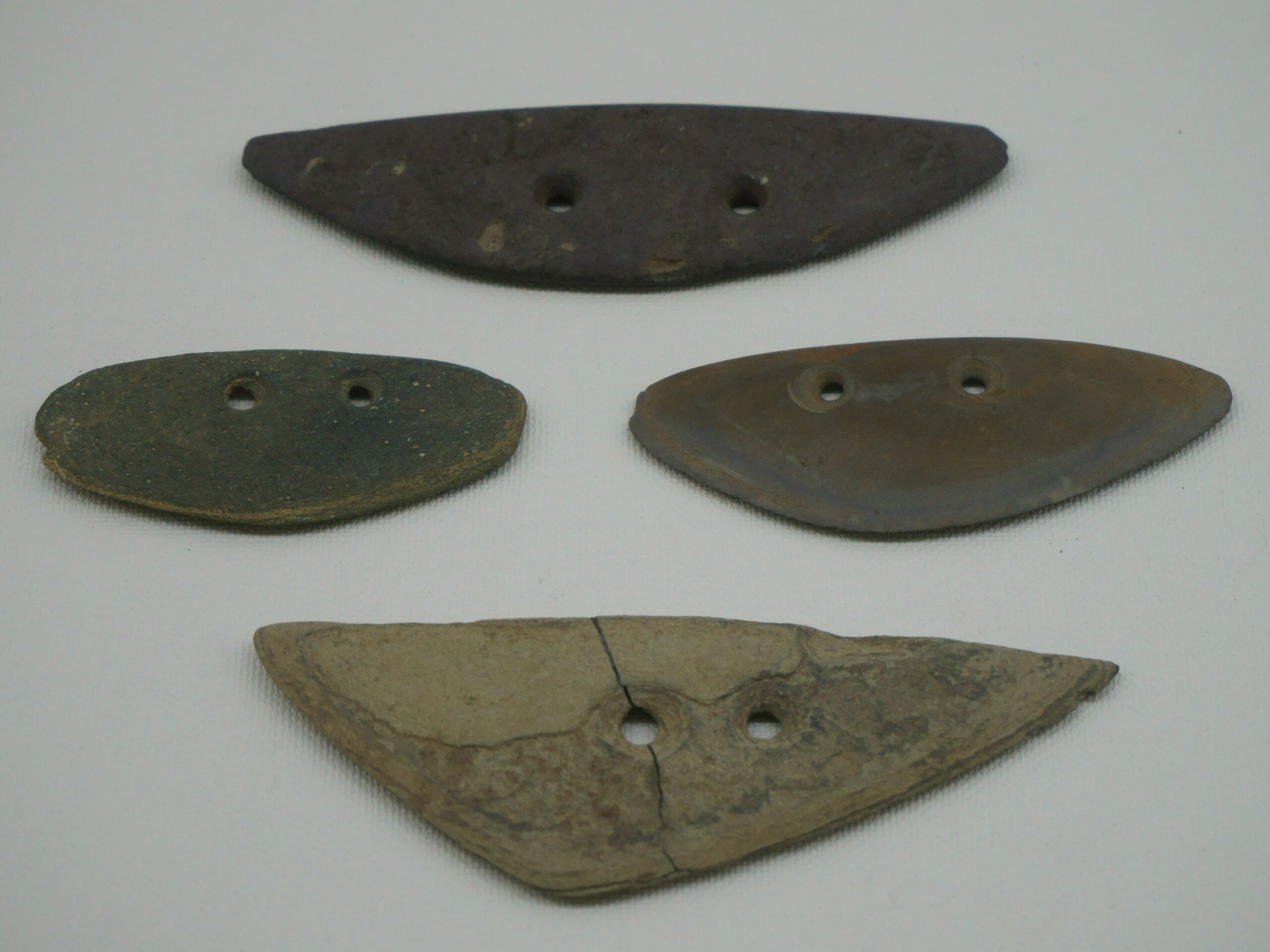 吉野ヶ里遺跡出土の石包丁（弥生時代の稲収穫具）