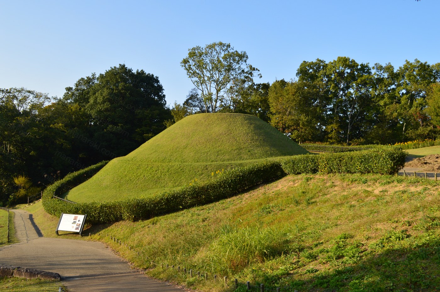 高松塚古墳（奈良県明日香村）の外観。直径約23mの円墳。