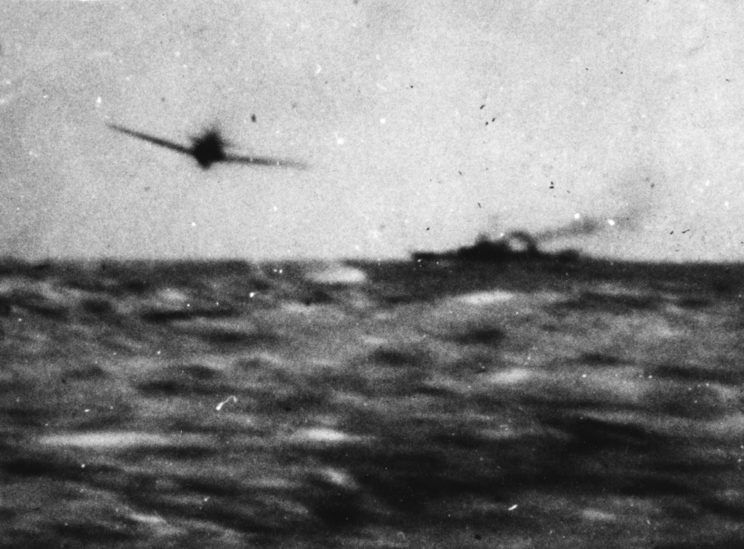 沖縄沖でUSSキッドに特攻機が迫る（1945年4月11日）