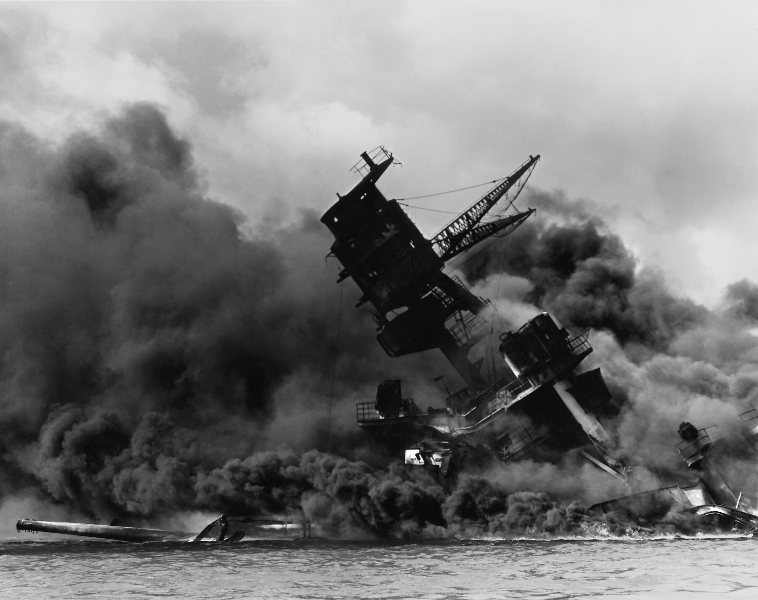 真珠湾攻撃で炎上するアメリカ戦艦USSアリゾナ