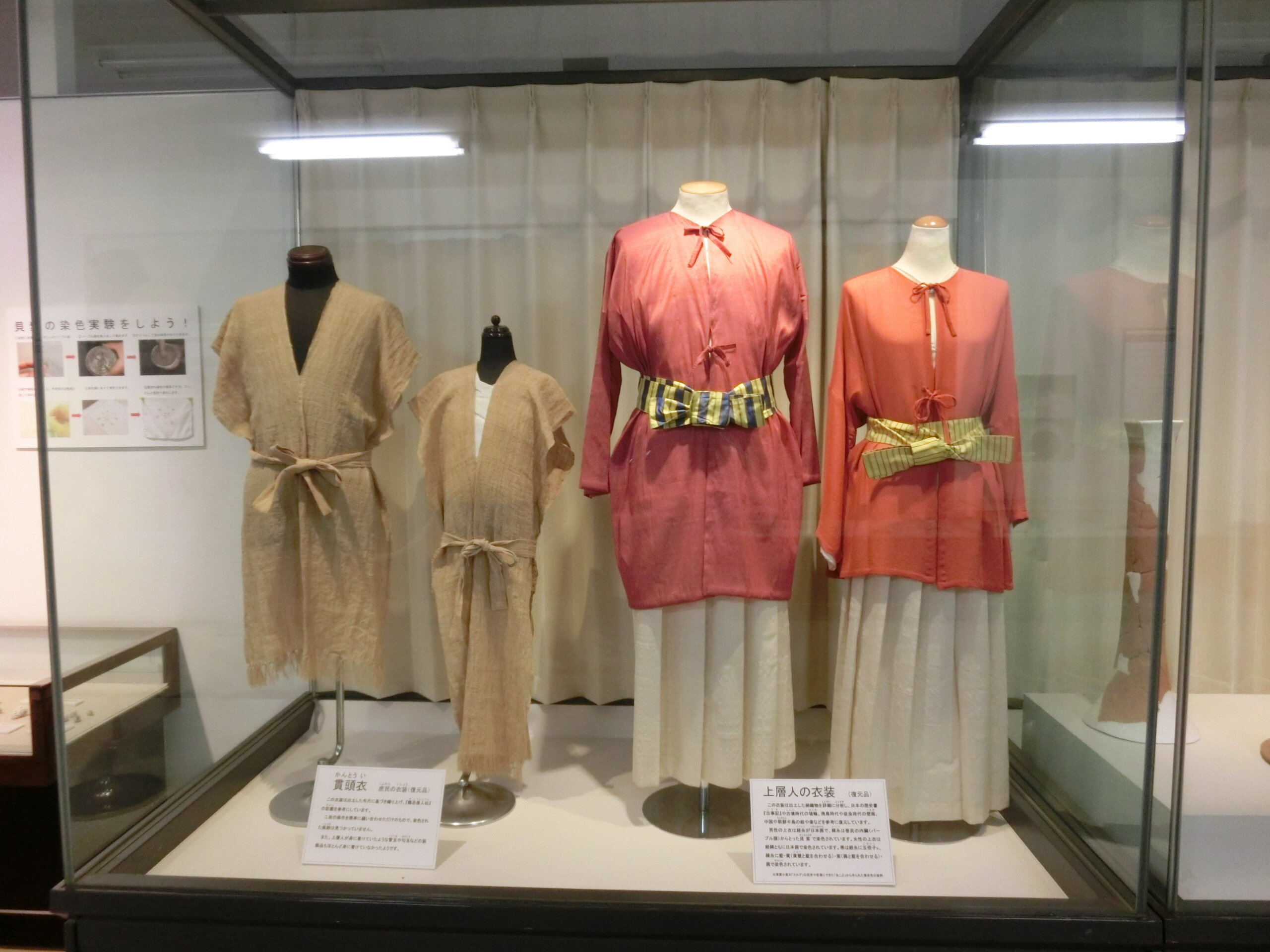 弥生時代の貫頭衣を着た人物の復元展示（吉野ヶ里遺跡展示室）