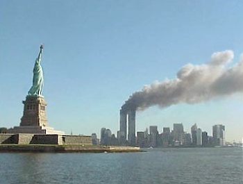 炎上する世界貿易センタービルと自由の女神像(2001年9月11日)