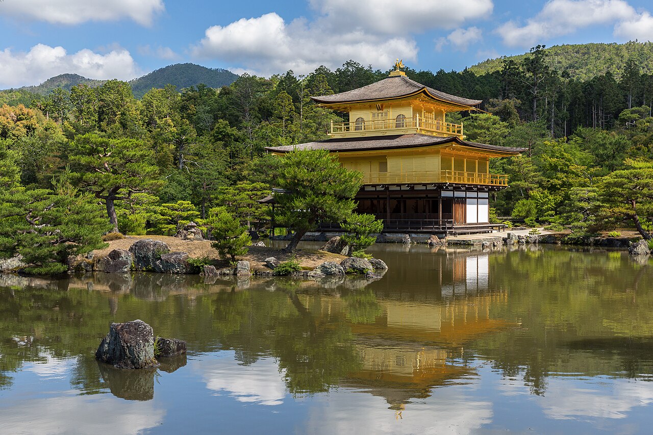 鏡湖池と金閣寺(青空)