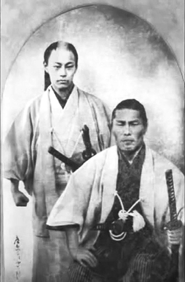 新選組局長・近藤勇（左）と一番隊組長・沖田総司（右）