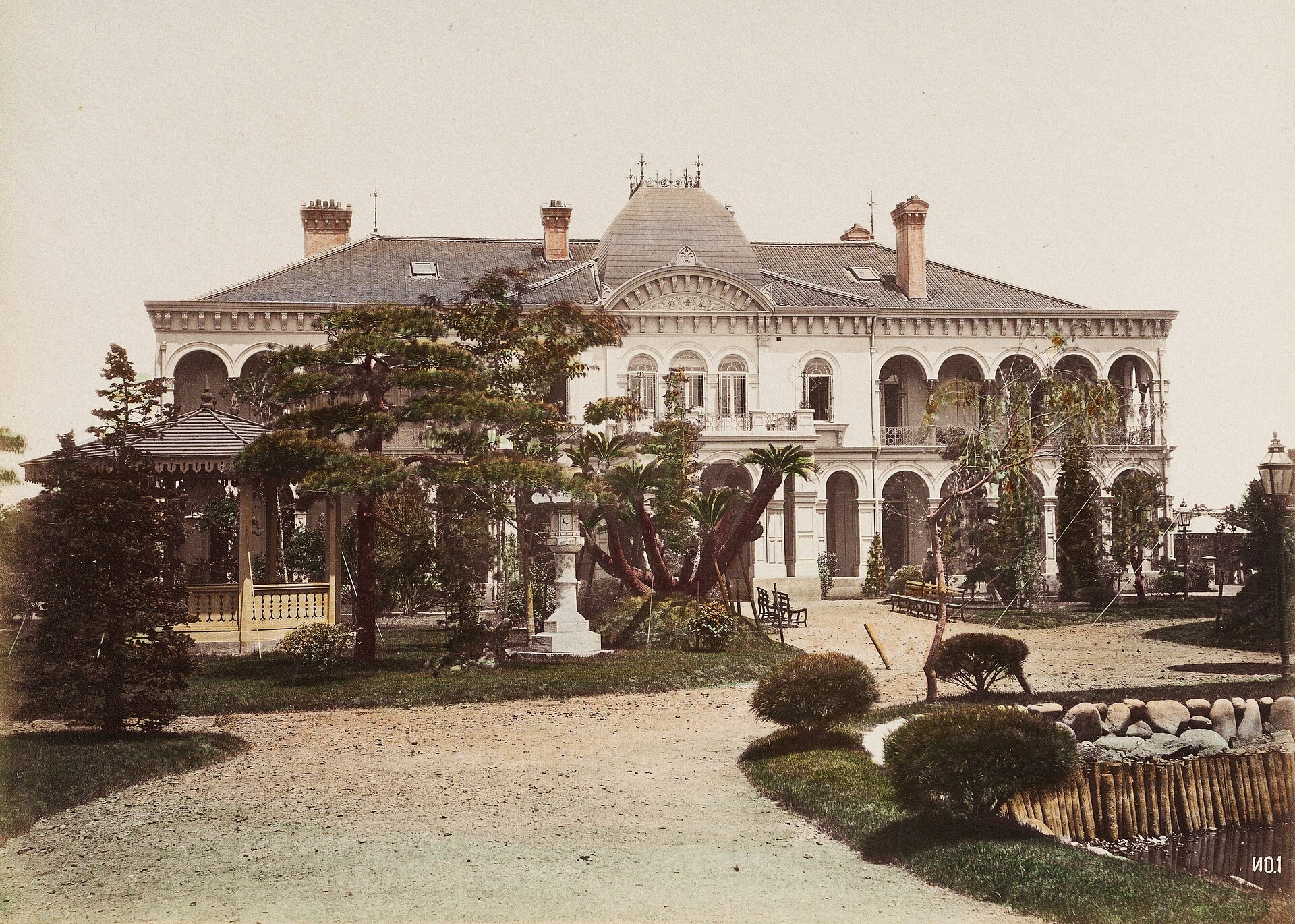 鹿鳴館の正面外観写真（1883〜1900年頃）