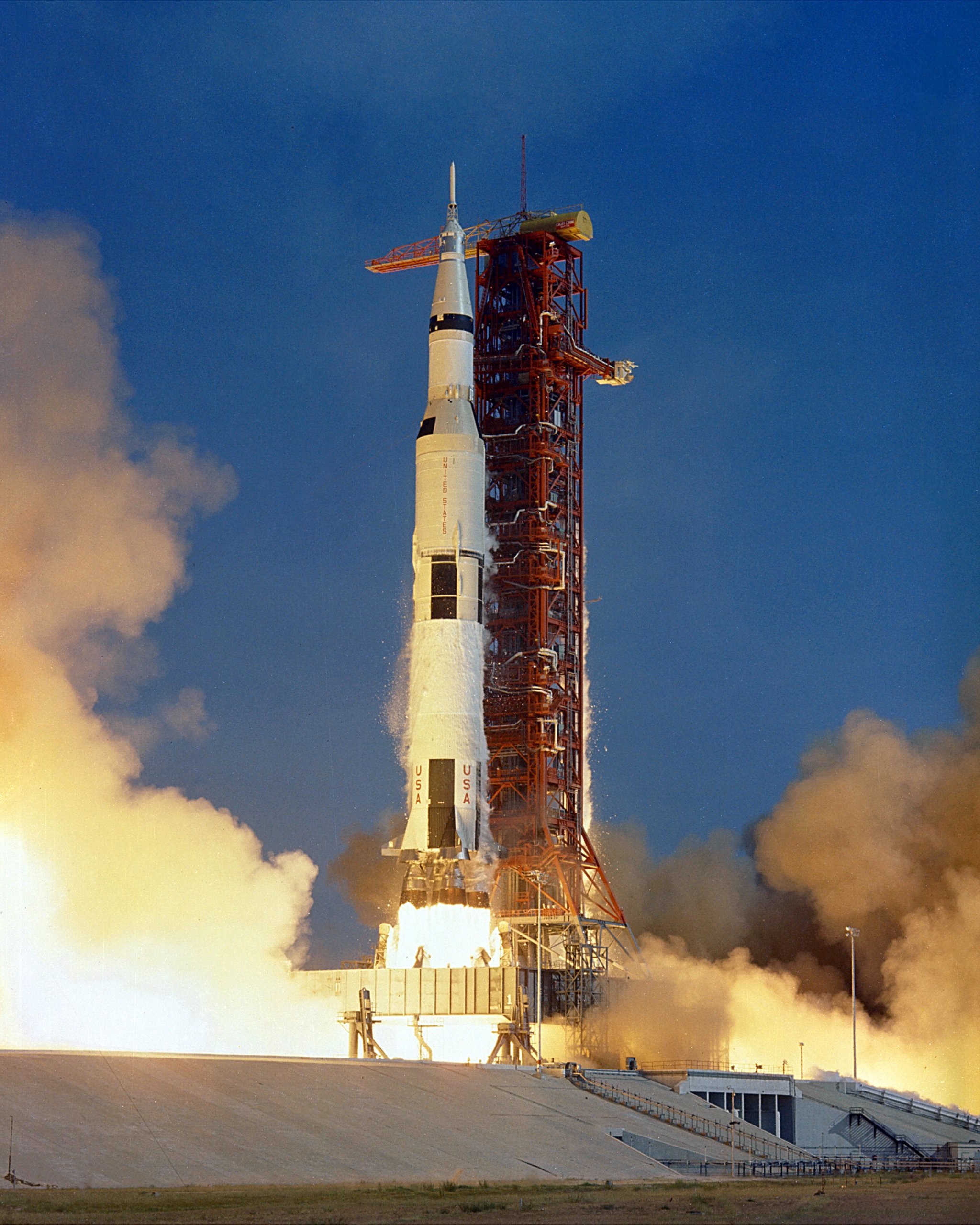 1969年のアポロ11号打ち上げの様子。巨大なサターンVロケットが噴煙を上げながら発射台を離れる瞬間