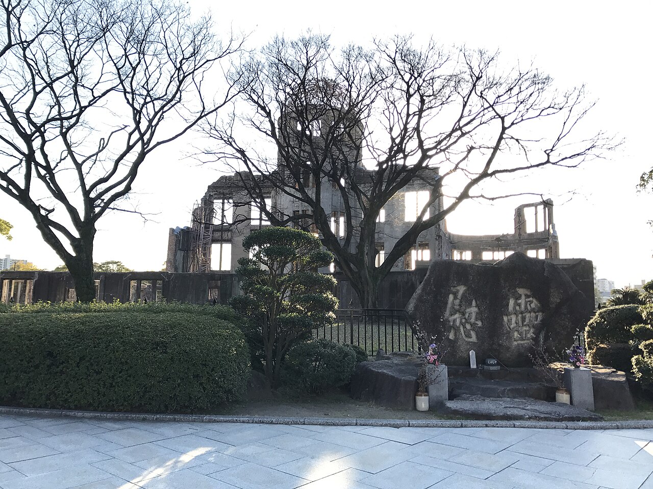 原爆死没者慰霊碑(手前)と原爆ドーム(奥)。平和軸が一直線に並ぶ