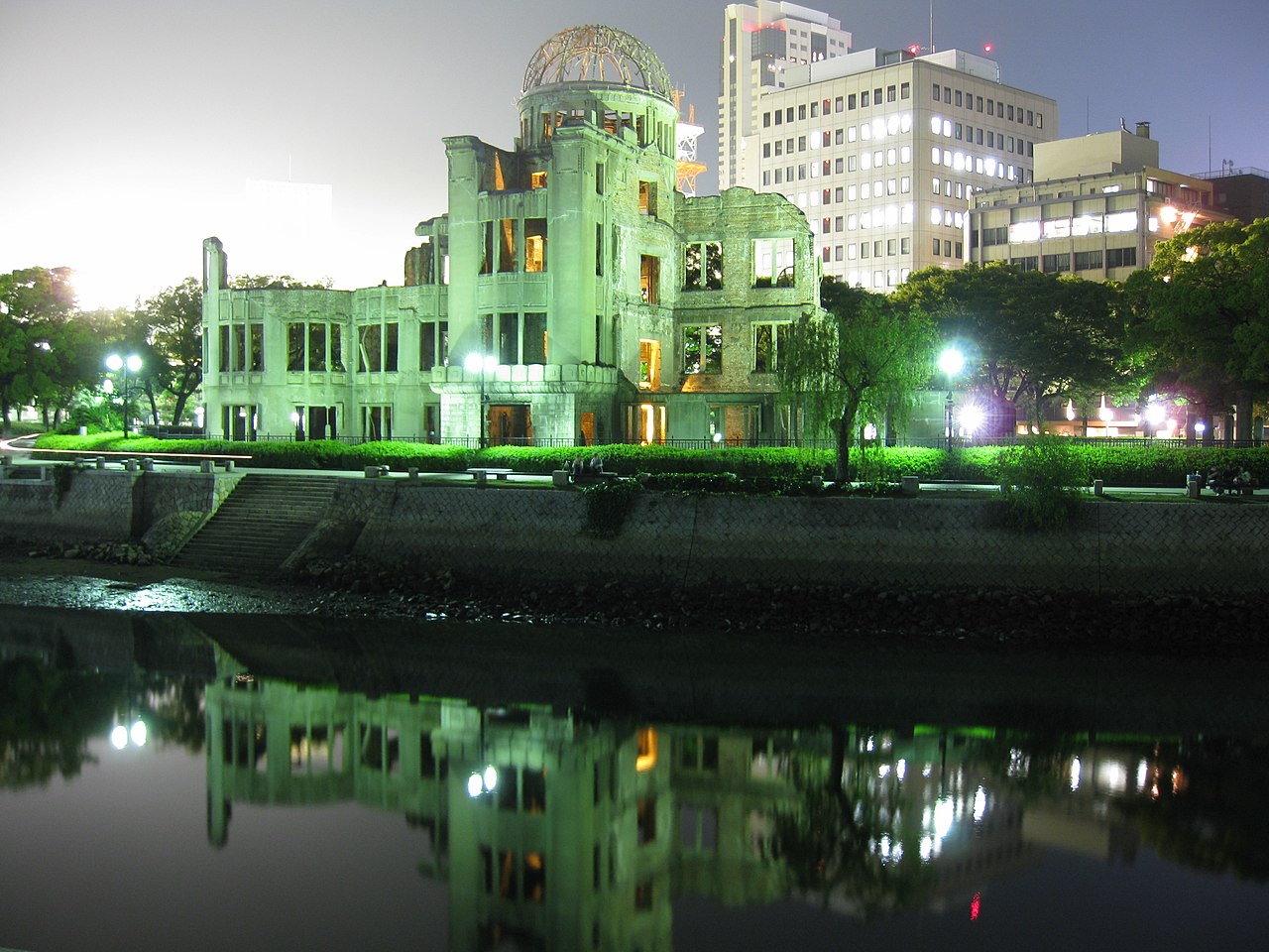 夜にライトアップされた原爆ドーム。元安川に映る幻想的な光景