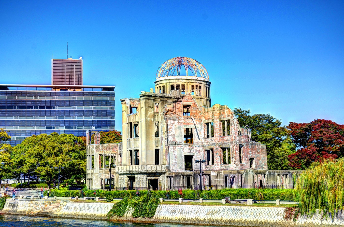 原爆ドーム全景(2015年)。鉄骨のドームと崩れた外壁が今も当時の姿を伝える