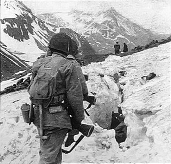 アッツ島の戦いで進軍する米軍部隊