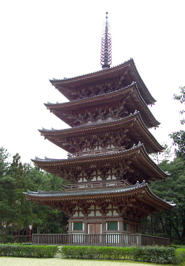 醍醐寺の五重塔(国宝・951年)