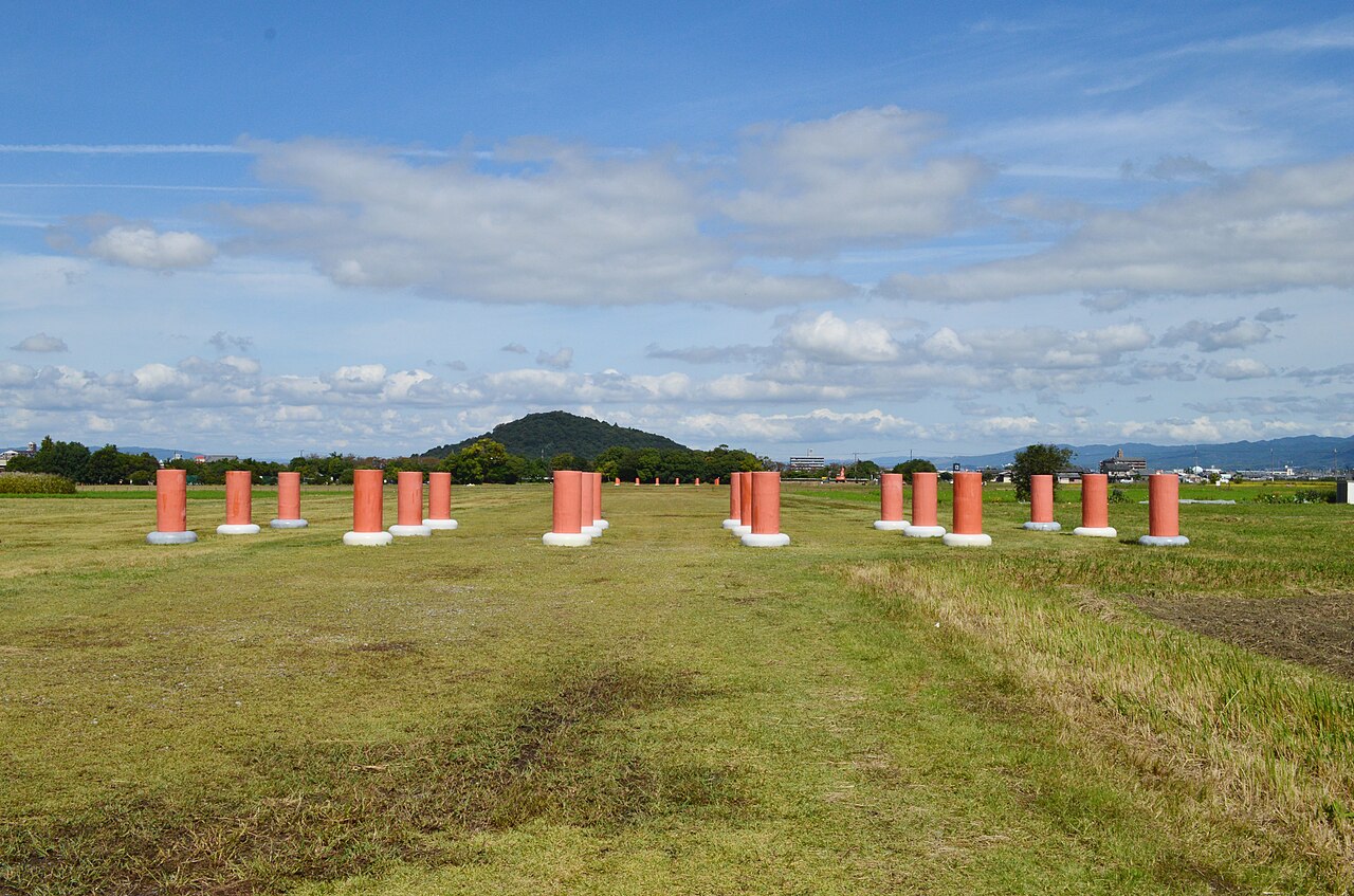 藤原宮跡(奈良県橿原市)朝堂院南門跡。天武・持統天皇が都を置いた白鳳文化の中心地