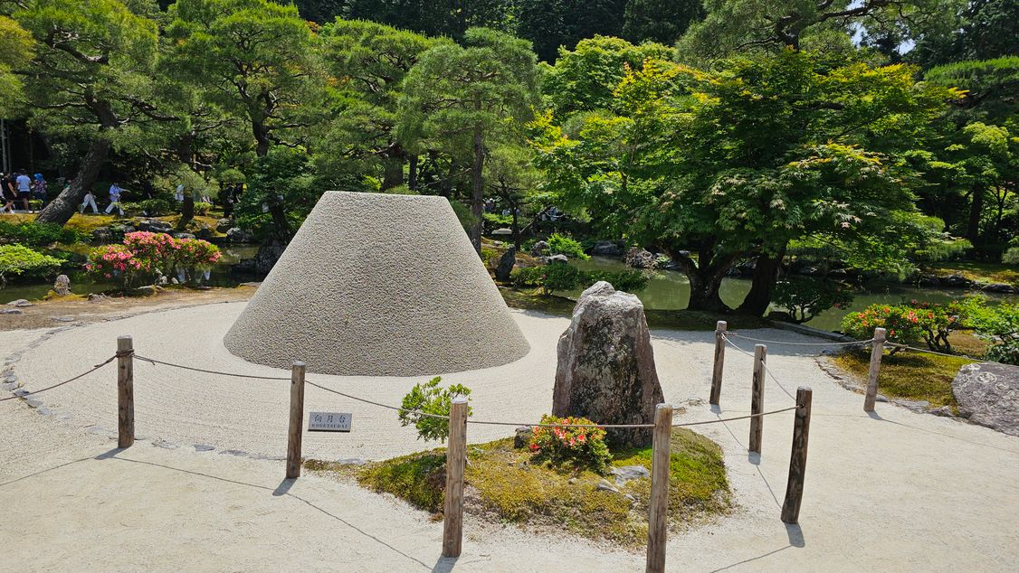 銀閣寺の向月台(白砂の円錐形)