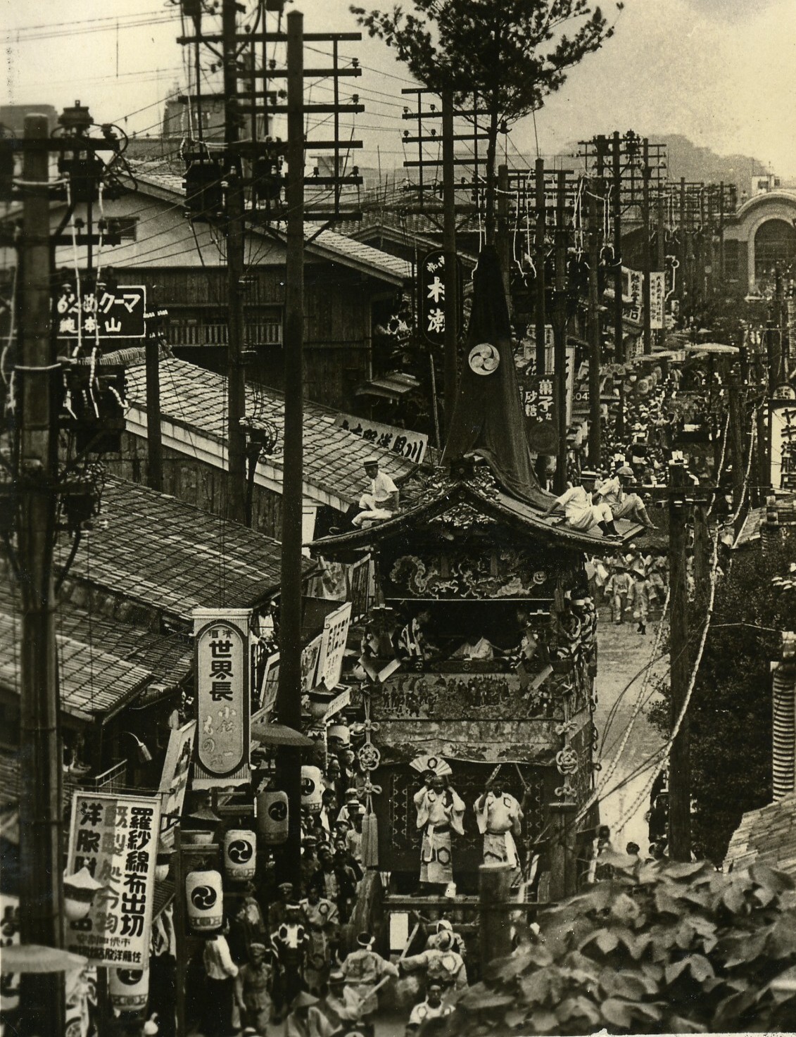 1920年代の祇園祭・北観音山の山鉾(四条烏丸付近)