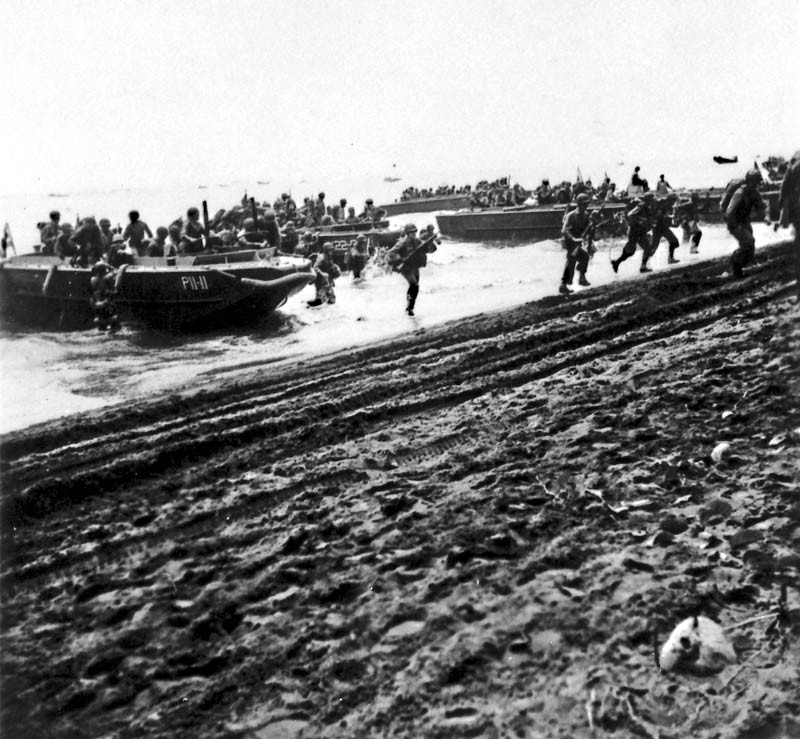 1942年8月、ガダルカナル島へ上陸する米海兵隊