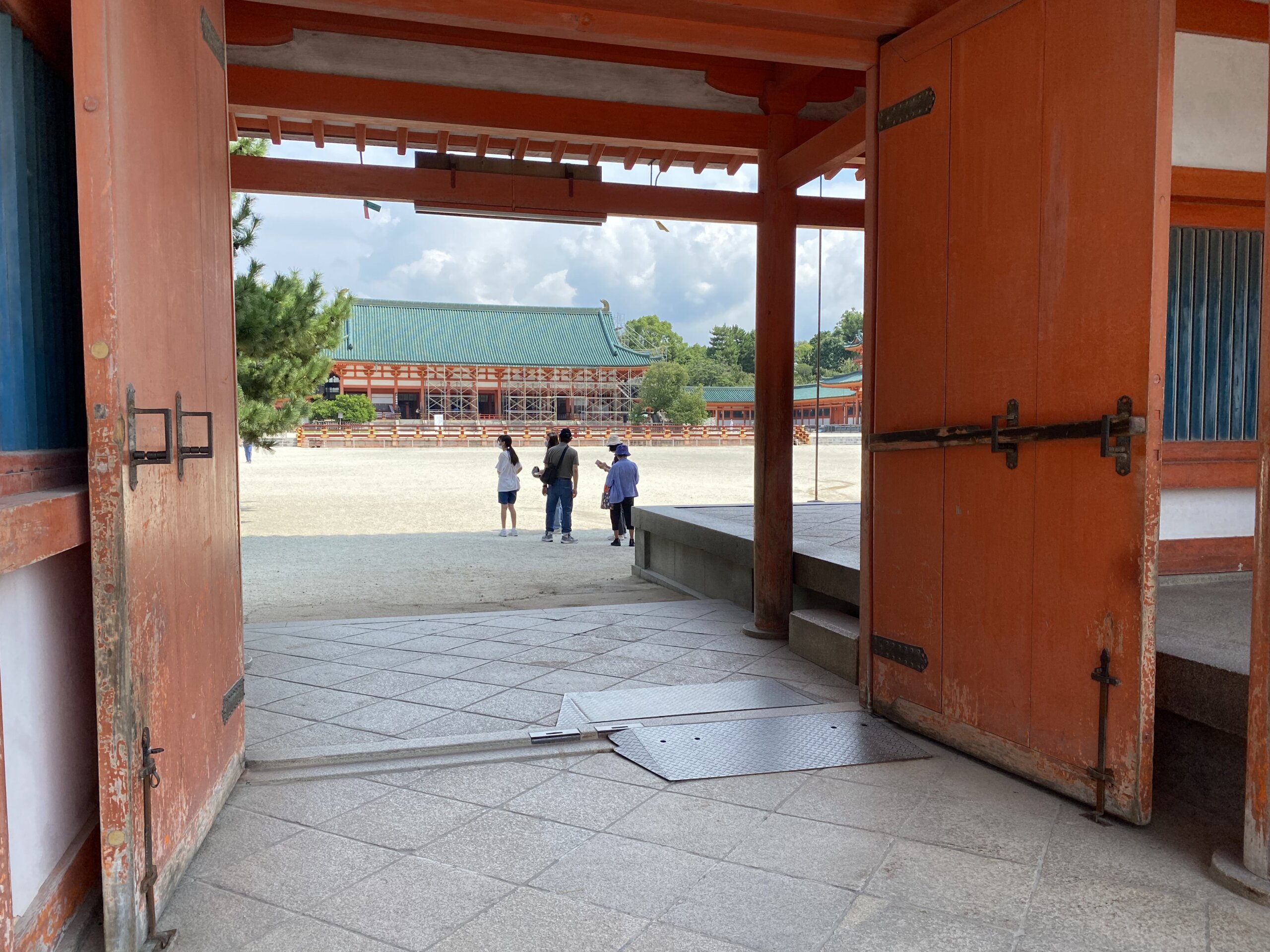 平安神宮 応天門越しに大極殿を望む