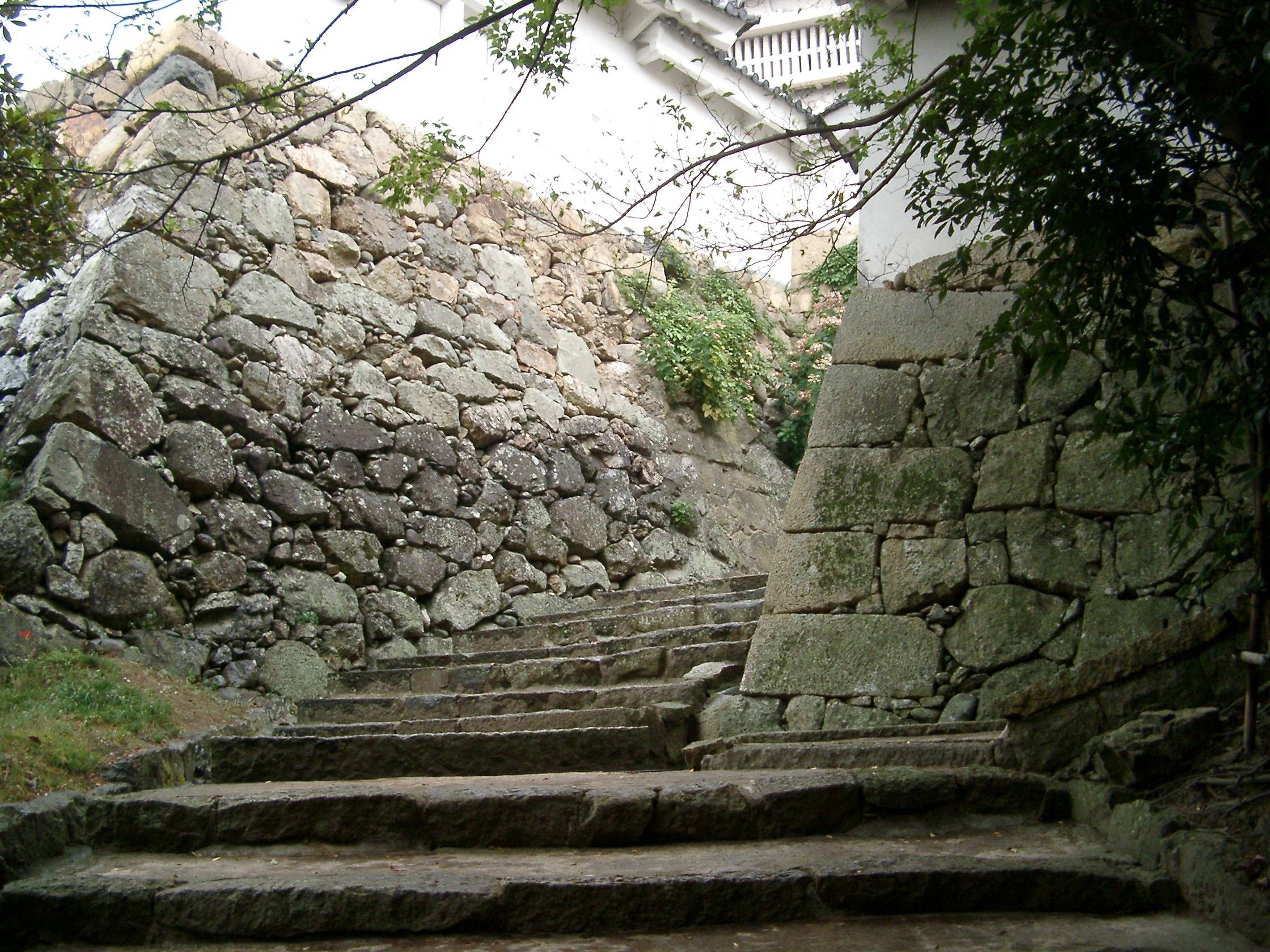 姫路城の登城路・石垣と天守